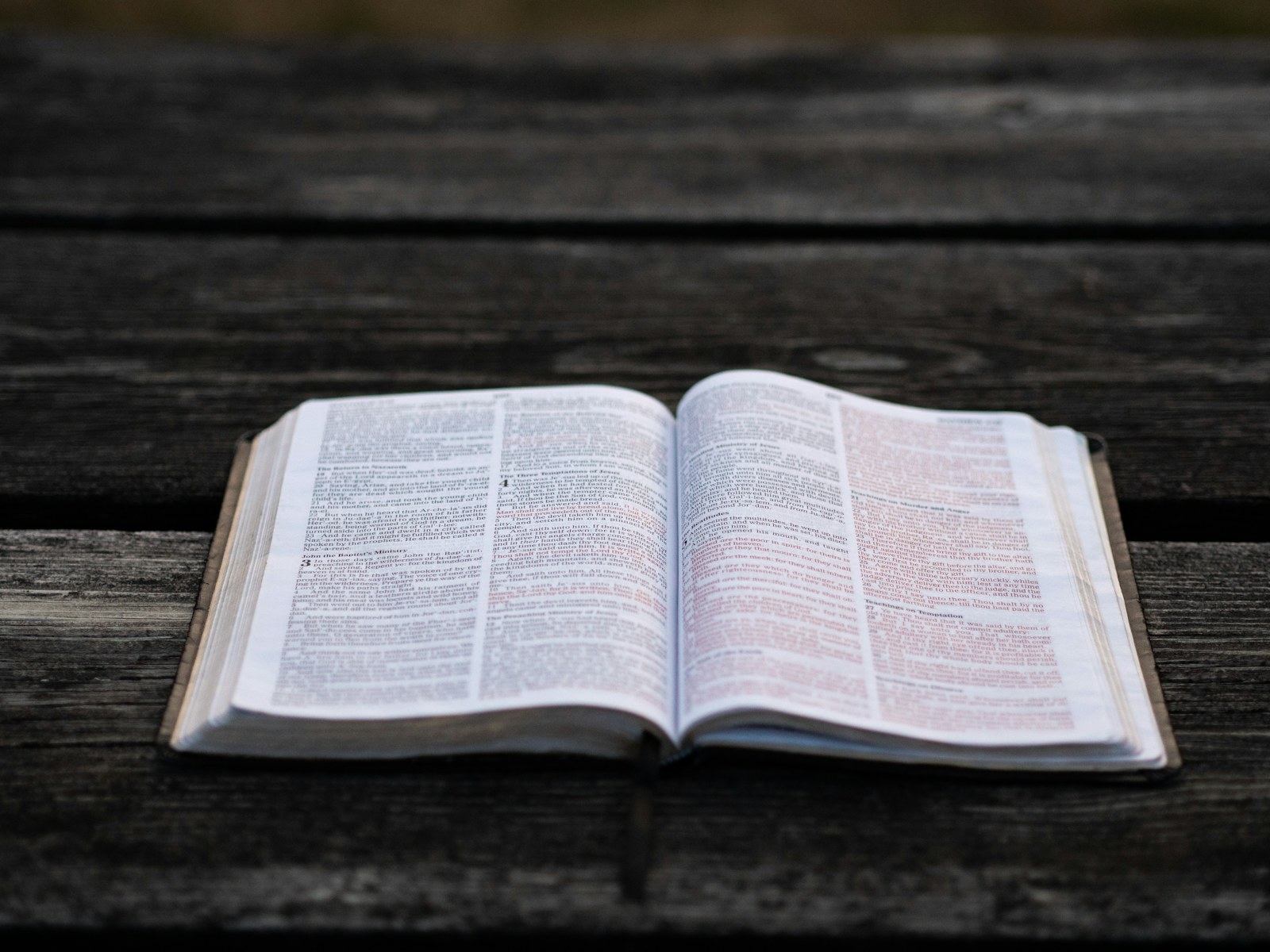 Biblia abierta sobre una mesa de madera