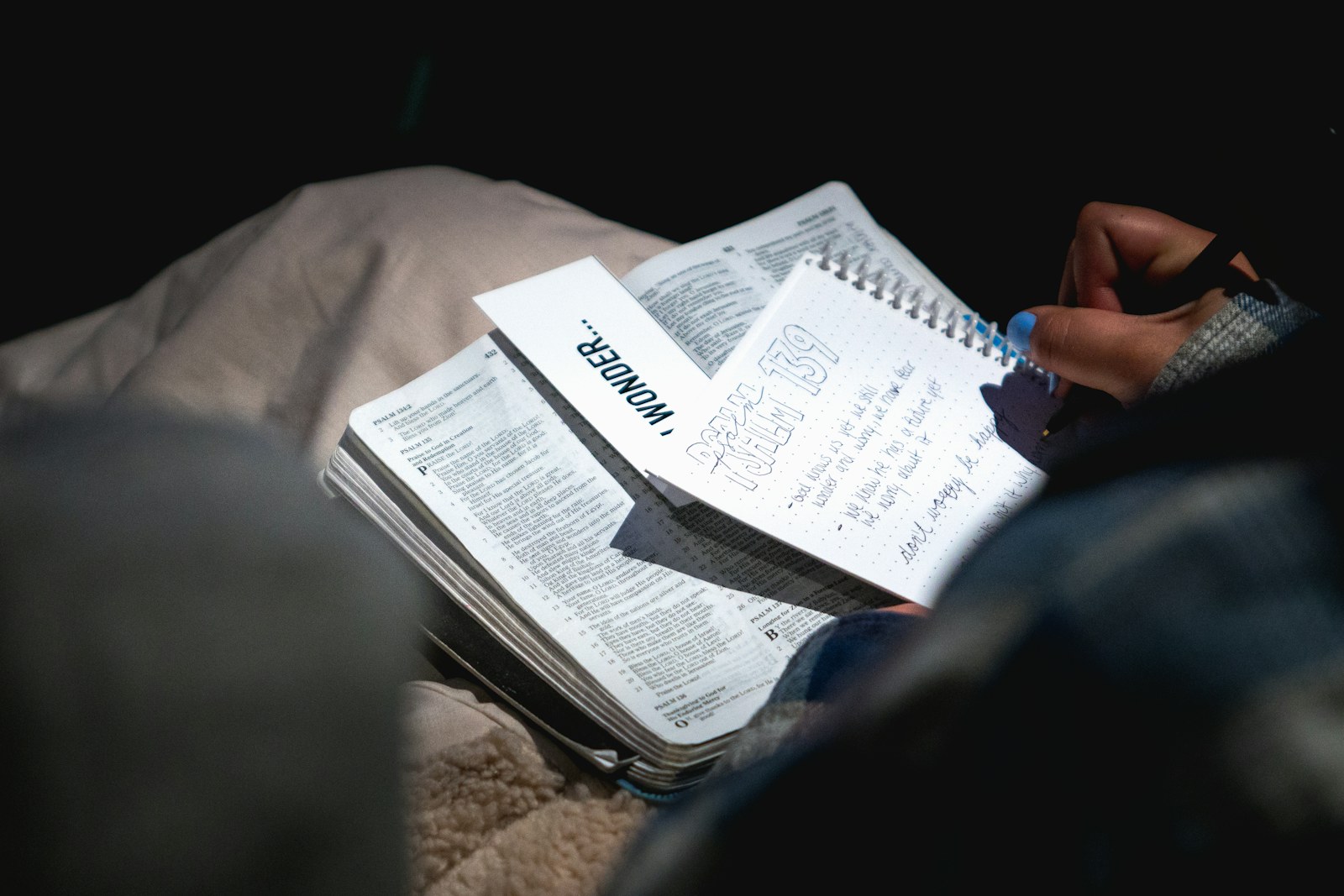 Persona tomando notas durante una enseñanza